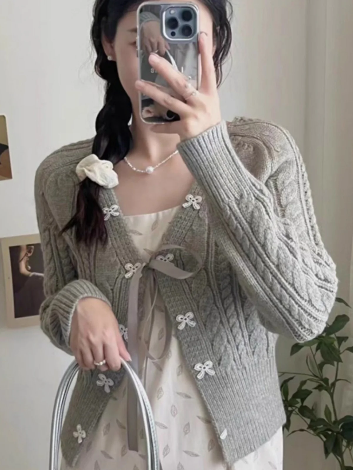 سترة محبوكة رمادية على الطراز الكوري للنساء، أزياء الربيع المبكر، بلوزة محبوكة ملتوية بأكمام طويلة وياقة على شكل V وطول قصير ...