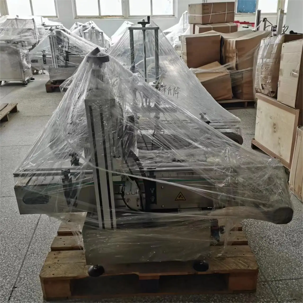 Máquina tampando de garrafas plásticas PET de mesa pneumática rotativa automática