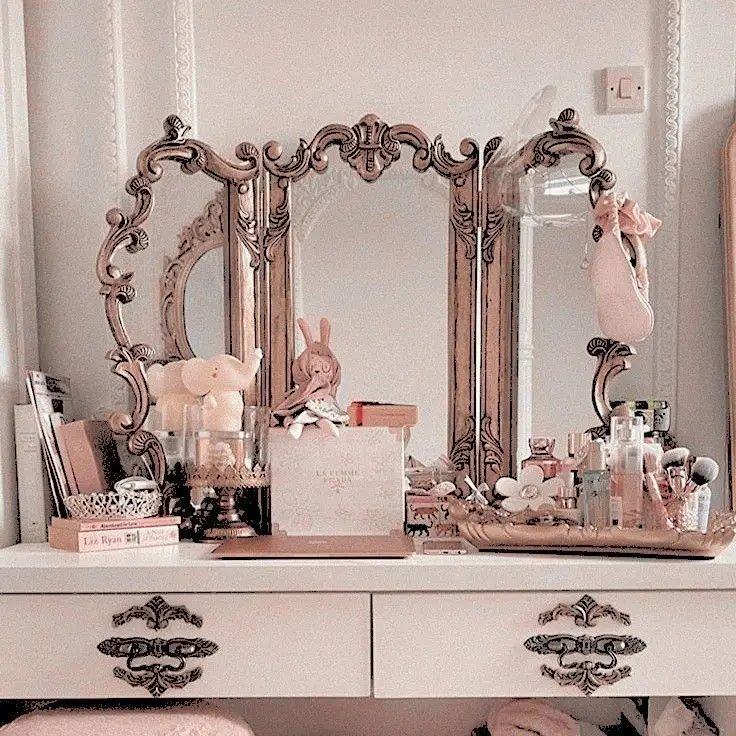 European retro vanity mirror desktop French bedroom vanity mirror tri-fold desktop special-shaped three-sided custom folding mir