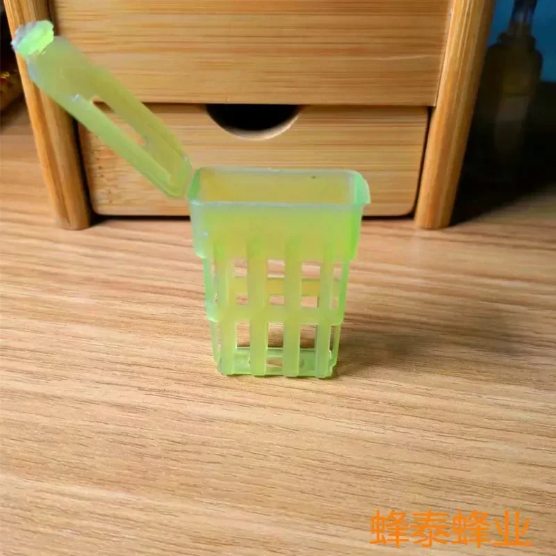 A Thin King Prisoner Cage, Medium Bee King Cage, Plastic King Control Does Not Deform, Does Not Run, Does Not Have Exces