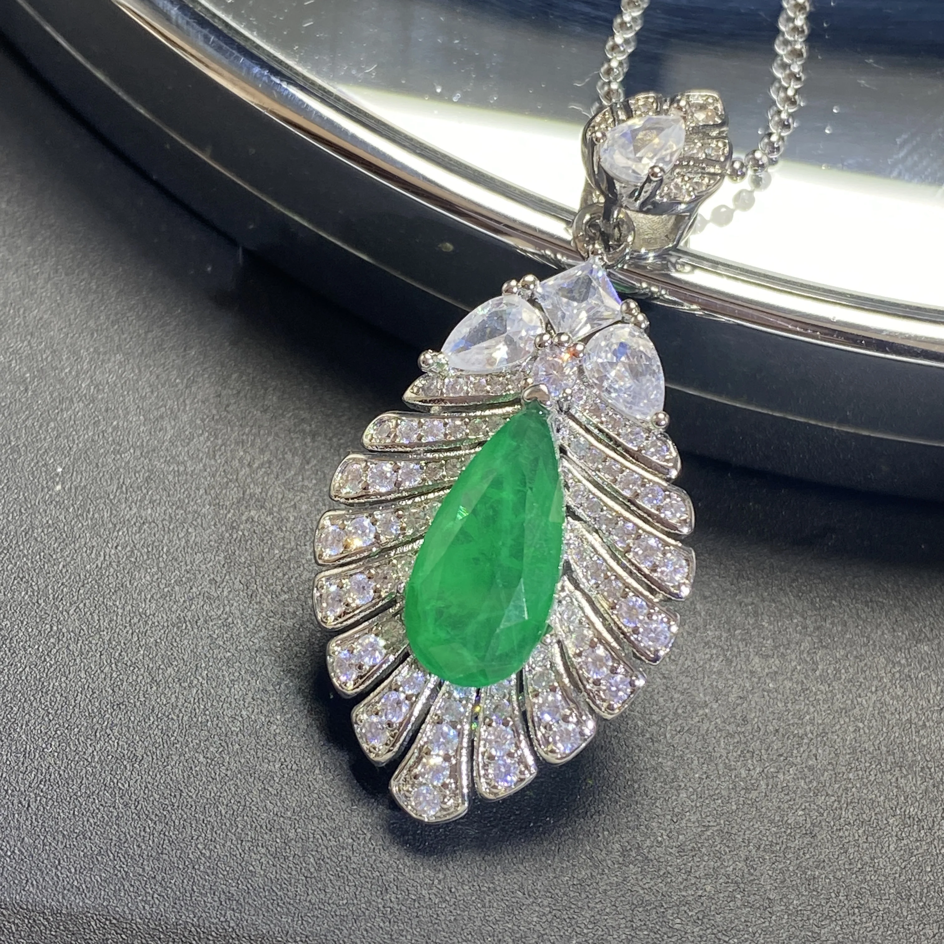 

3-каратный изумрудный кулон с роскошной и изысканной инкрустацией для женских банкетов и свадебных банкетов.