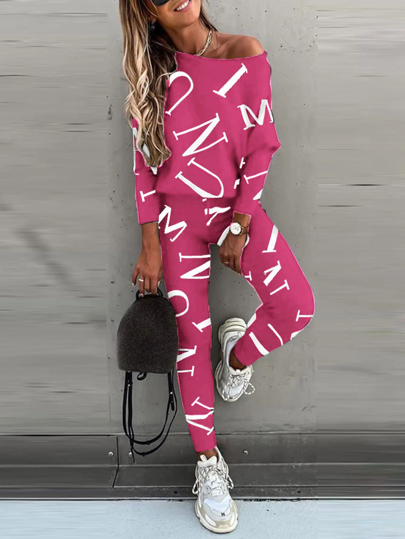 طقم خريفي أنيق للسيدات بكتف واحد وأكمام طويلة مع طباعة حروف وسراويل كاملة الطول على طراز ملابس الشارع