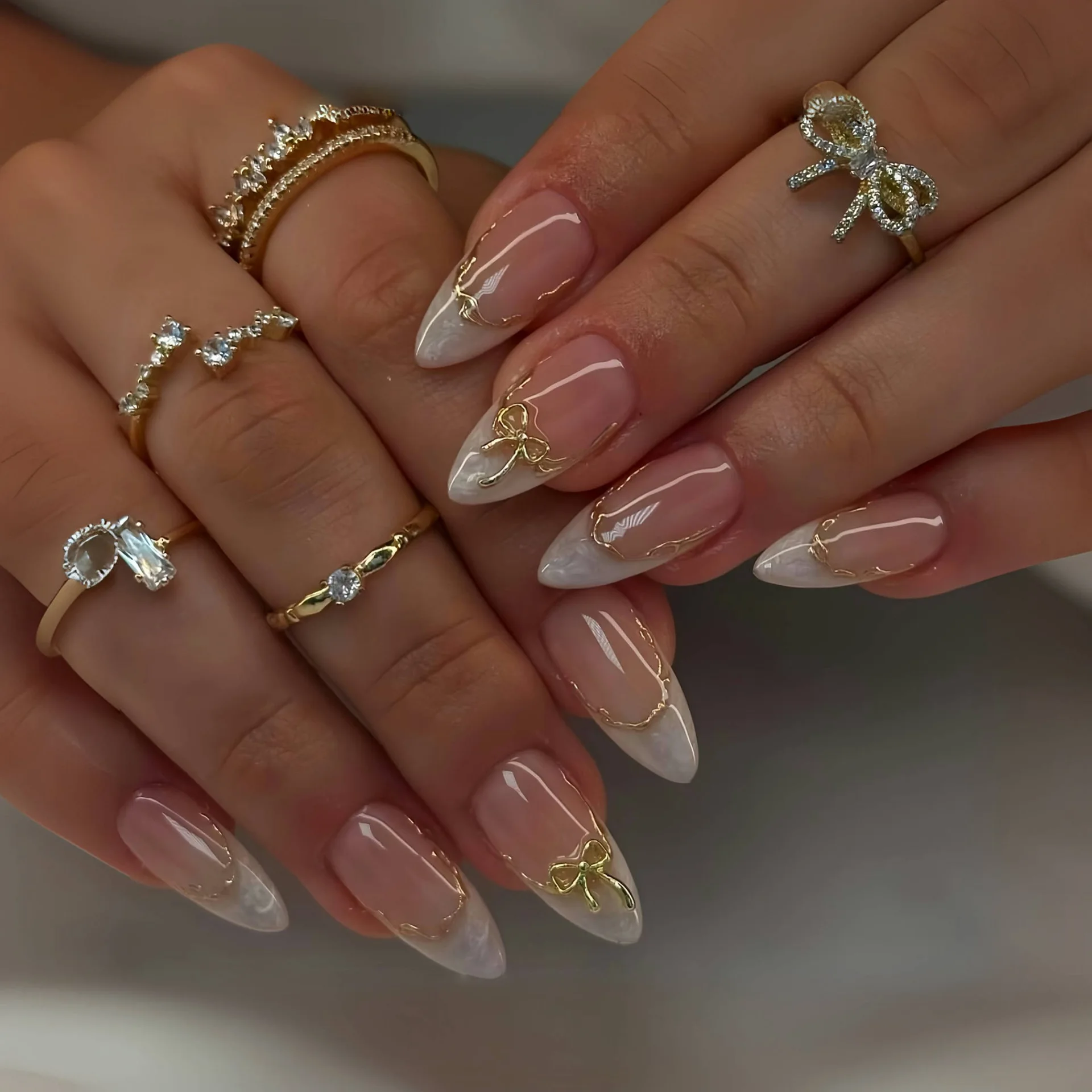 

24 шт., милые накладные ногти с миндалем, средние накладные ногти с белым французским бантом, дизайн ногтей для женщин и девочек, ежедневное использование