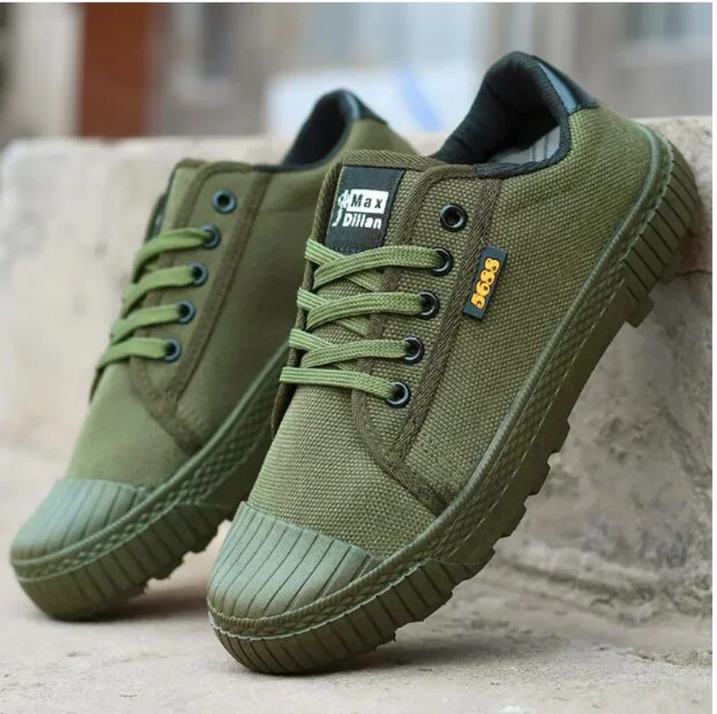 

Training shoes for men: high top and low top cloth shoes Sneakers for men Outdoor expansion training shoes36-45