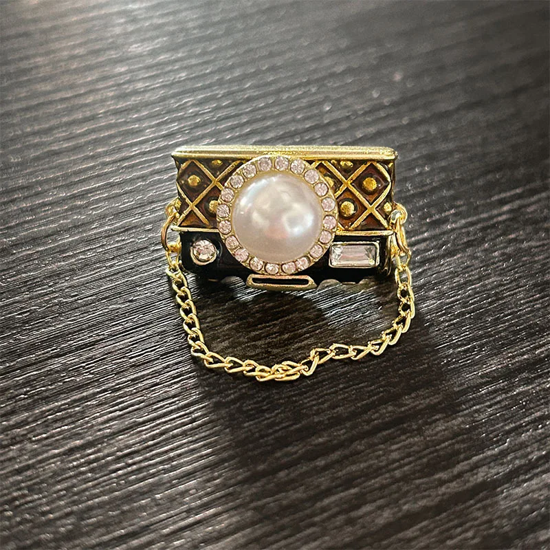 Brooch Pearl Camera Women Premium Exquisite Niche Alloy White Silver Lightweight Anti Exposure Clothing Accessory for Suit Coat