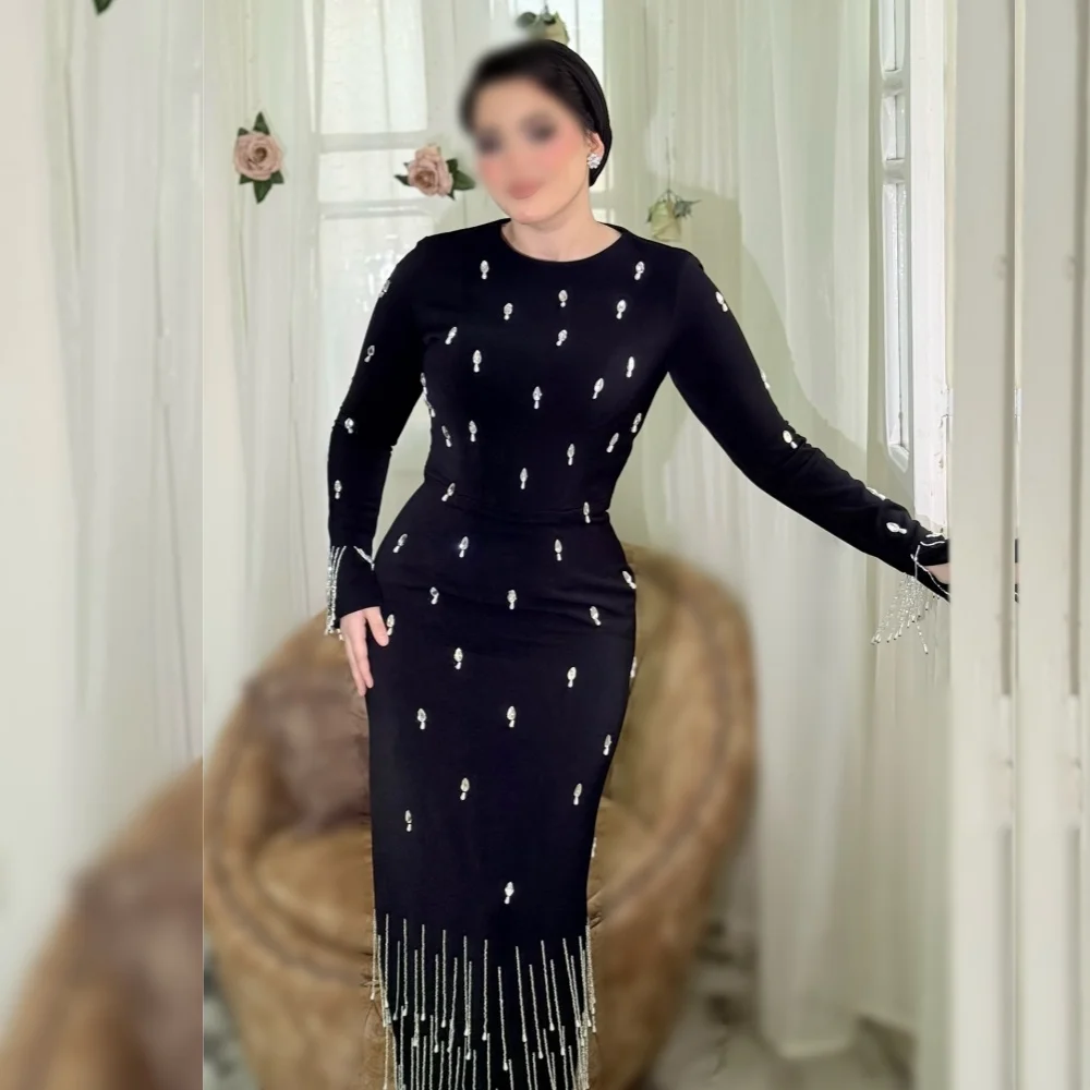 ชุดเดรสยาวทรงเข้ารูป คอทรงโอ แขนยาว แต่งพู่ห้อยหรูหรา ประดับกลิตเตอร์ สำหรับงานเลี้ยงกลางคืน งานพิธีการ หรืองานสังสรรค์ ออกแบบตามสั่ง