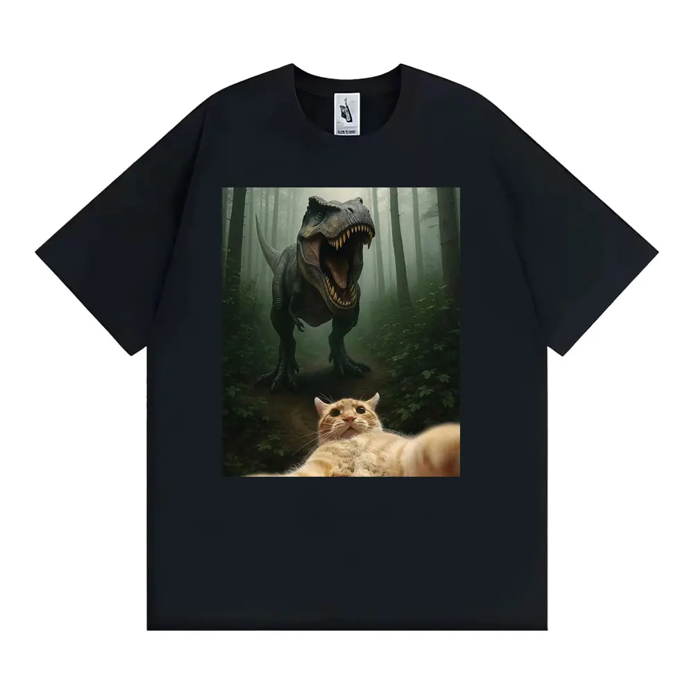 เสื้อยืดลายแมวสีส้มน่ารัก ไดโนเสาร์เชส แมวเซลฟี่สุดสนุกพร้อมลายไทแรนโนซอรัส เร็กซ์ เสื้อยืดแฟชั่นสำหรับผู้ชายและผู้หญิง