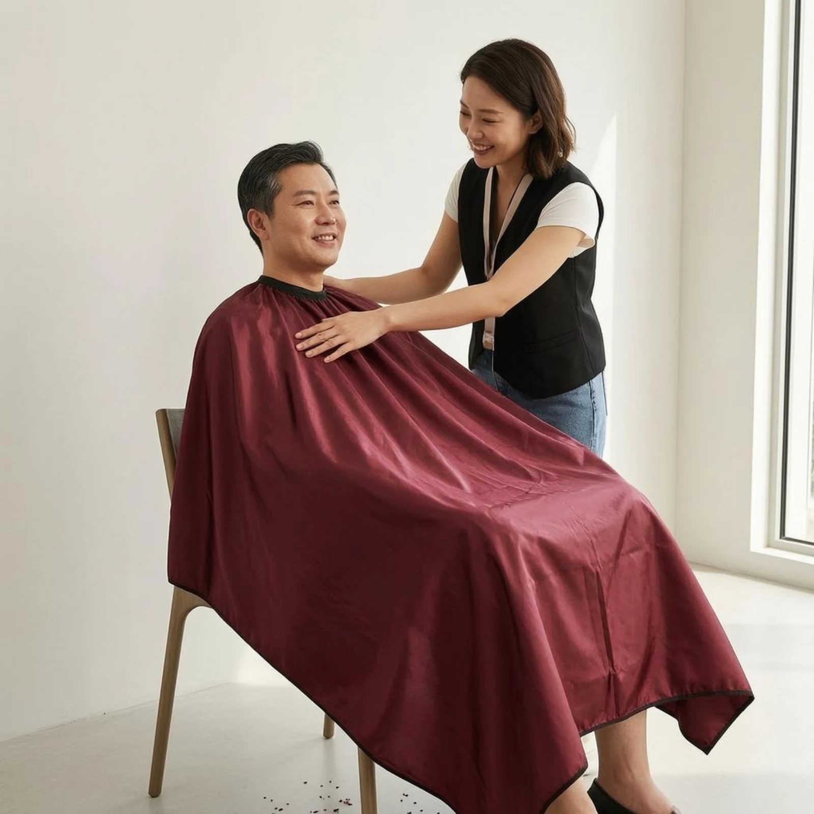 フルカバーヘアカットケープ光沢のある素材サロンヘアカットケープスタイリングクロスダークトリム美容アクセサリー調節可能なネッククロージャー