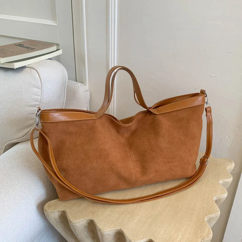 Große Umhängetasche mit Struktur, mattiertem Finish und Reißverschluss, Schultertasche, einfarbig, weiches, mattes Wildleder, Boston-Tasche, schlichter Stil. – Detail 18