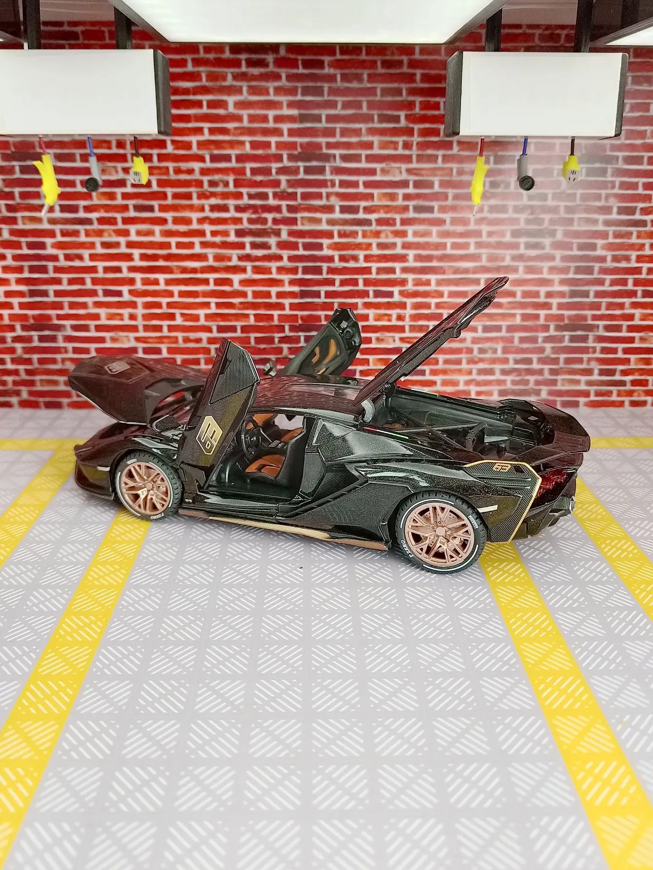 

1:24 Lamborghini sian alloy car model doors on both sides that can be opened, and the front hood and trunk door can be opened