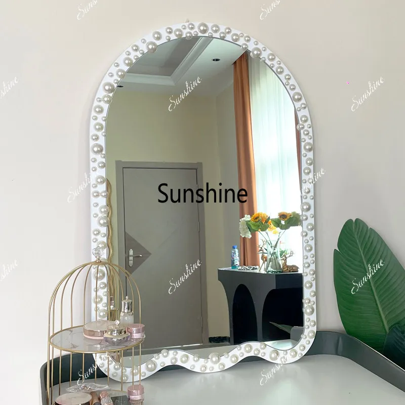 French creative makeup, special-shaped pearl mirror with lamp, bathroom wall hanging