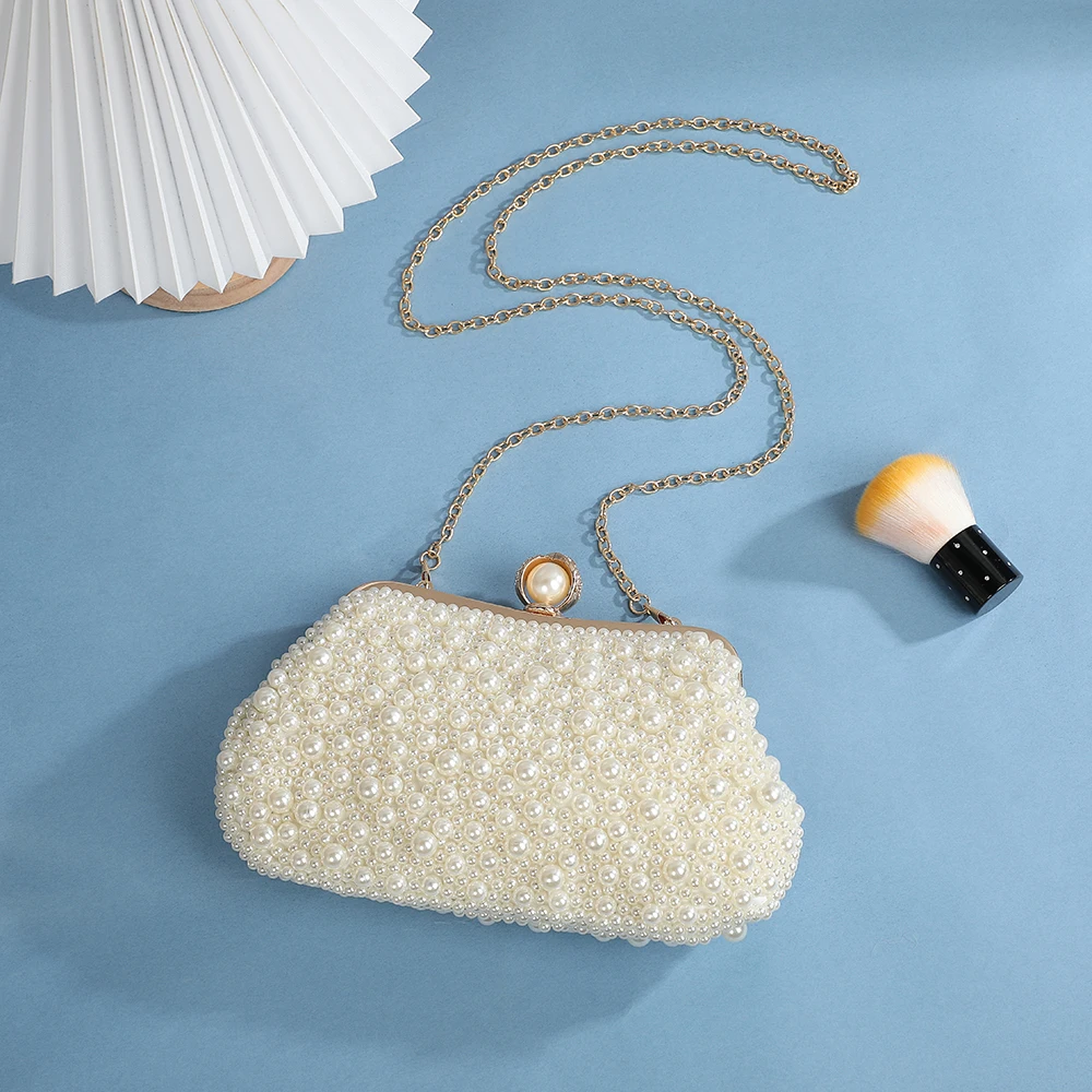 Neue Handtasche mit Perlenbesatz – eine elegante und raffinierte Abendtasche für Damen, mit einem klassischen, französischen Metallverschluss im Antikstil. – Detail 5