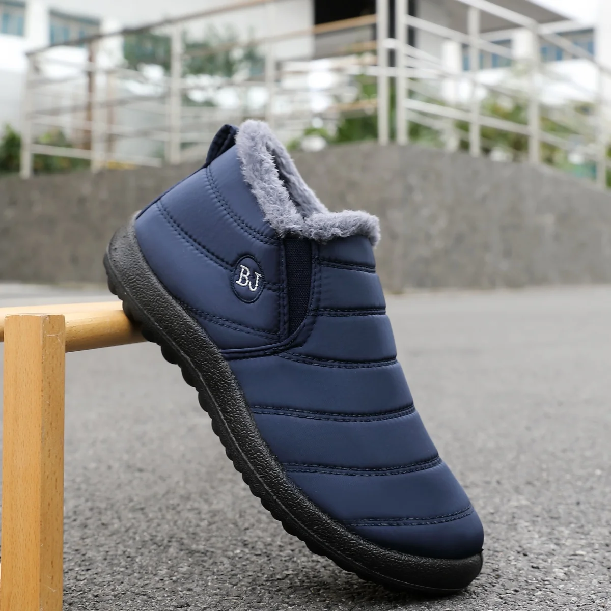 Herren-Slip-On-Stiefeletten: stilvolle, bequeme Winterstiefeletten, die warm, trendig, klassisch und vielseitig sind. – Detail 4