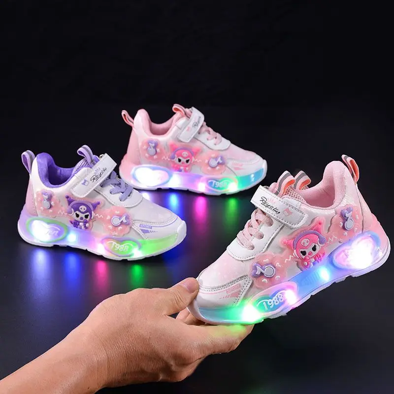 

Кроссовки Sanrio Kuromi для девочек, весенние повседневные, со светодиодной подсветкой, спортивные, для малышей, для первых шагов, нескользящие, детские теннисные