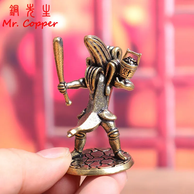 รูปปั้นนักรบกล้วยทองเหลืองขนาดเล็ก ของตกแต่งโต๊ะทำงานสุดฮา ตัวละครโลหะย้อนยุค งานฝีมือ ของตกแต่งบ้าน