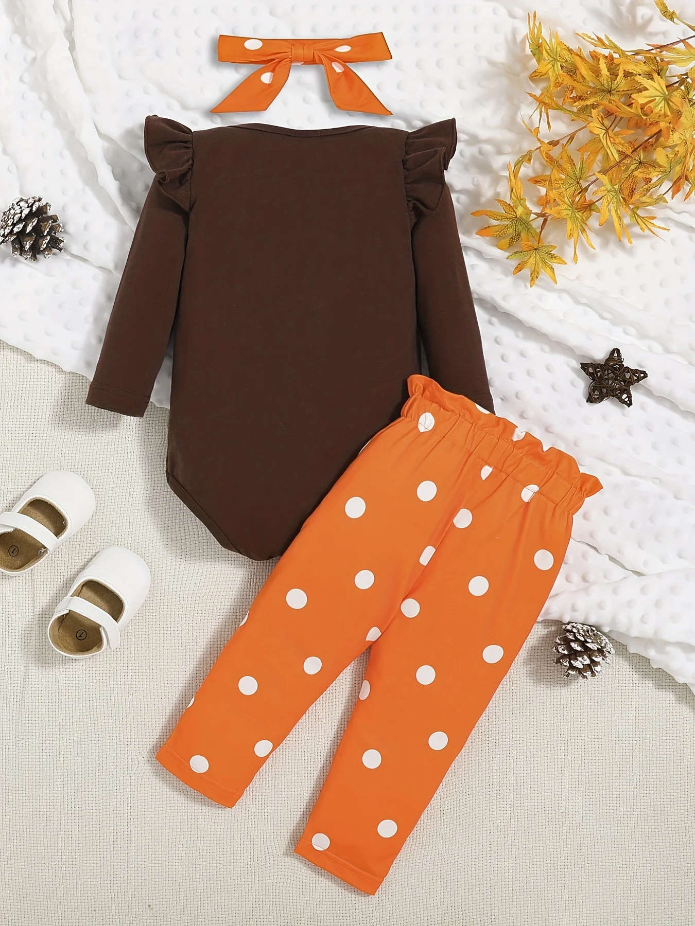 Baby-Thanksgiving-Dreiteiler-Set: Dunkelbraun-schwarzer Langarm-Body mit orangefarbener gepunkteter Schleifenhose und passendem gepunktetem Hut. – Detail 2