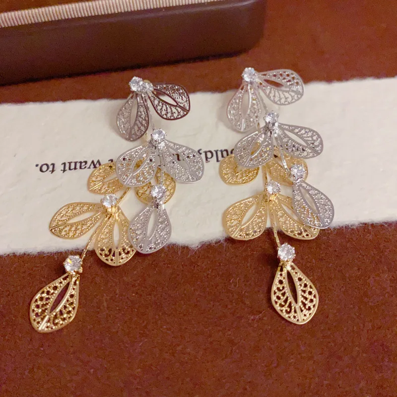 Personality, fashion and simplicity, gold and silver contrasting colors, leaves, fringes, front and rear two earrings, earrings.