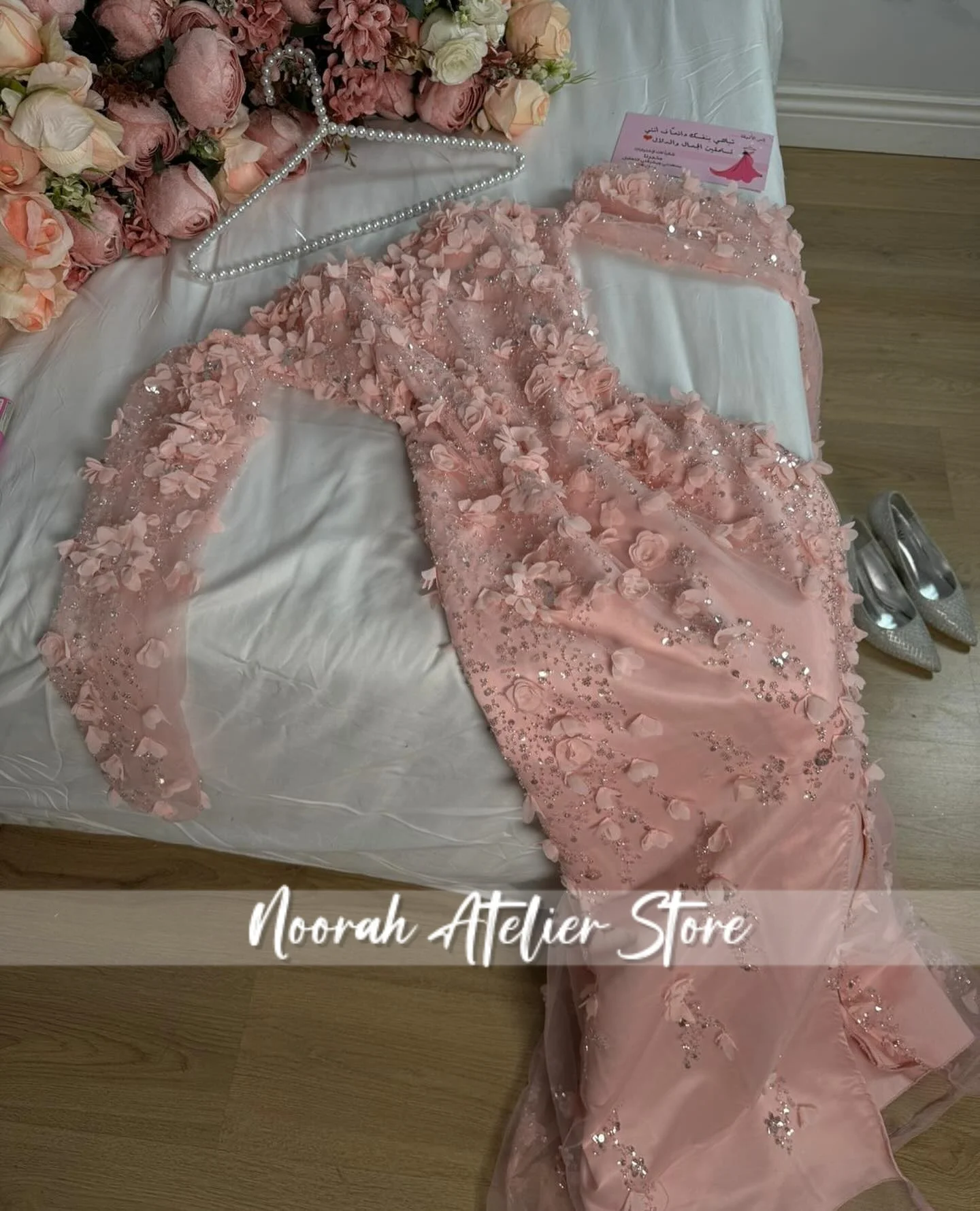 핑크 세련된 럭셔리 스팽글 3D 꽃 비즈 이브닝 드레스 슬릿 Tulle 잡초 드레스 사우디 아라비아 فساتين سهرة 2025 맞춤형