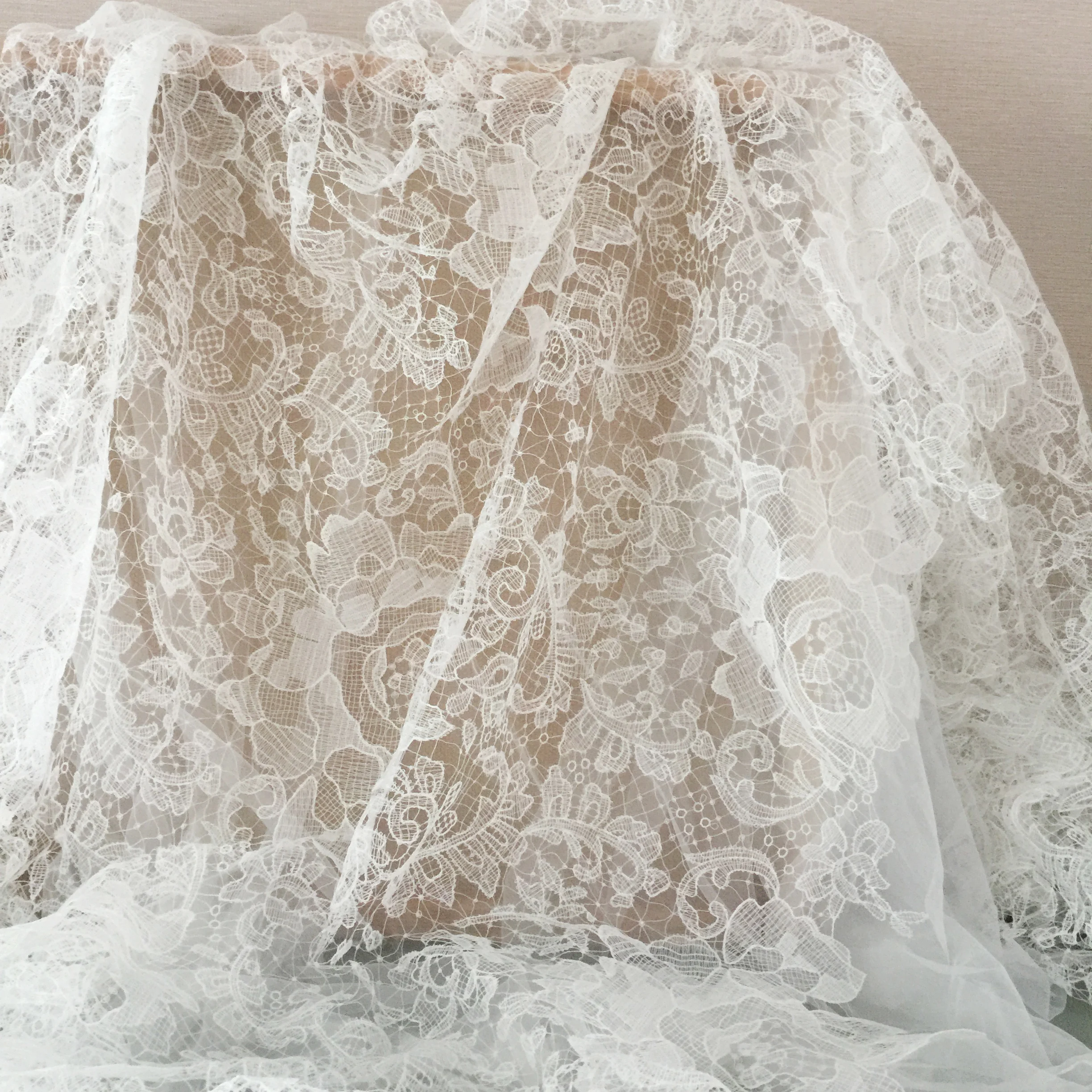 1 Yard Elfenbein Exquisite Alençon-Spitze Stoff mit Häkeln Muster Floral Emrboidery Stoff für Hochzeit Kleid, Spitze Caps – Detail 9