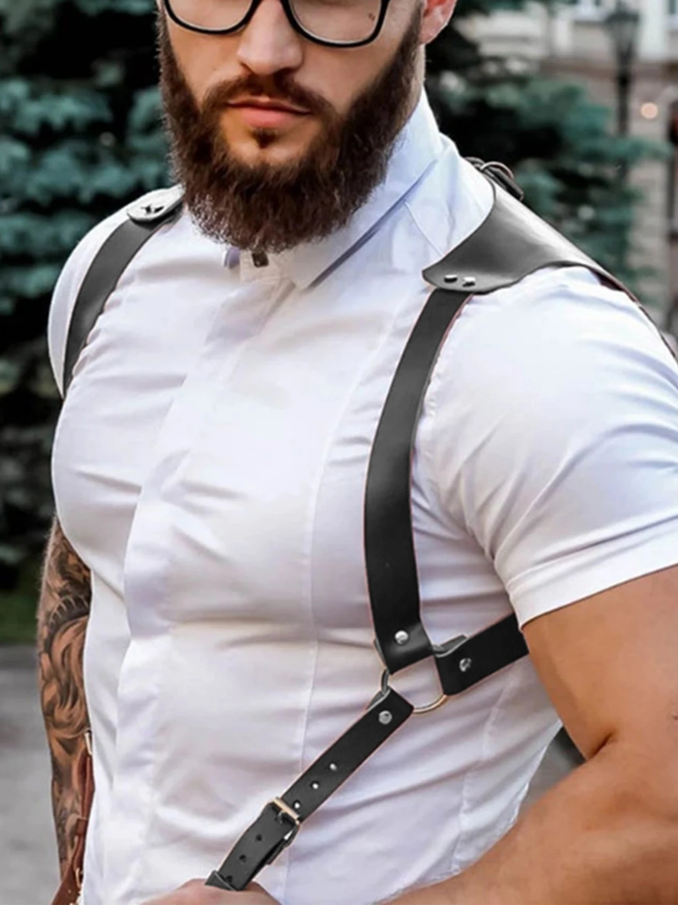 Rompi Kulit Gaya Gothic Punk dengan Hiasan Stud, Tali Selempang, dan Aksesoris Pakaian