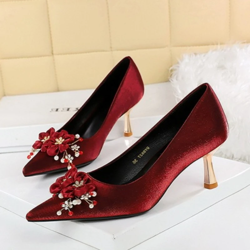 

Туфли-лодочки BIGTREE из шелкового атласа для женщин, с цветами и стразами, на шпильке 6,5 см, роскошные банкетные туфли с острым носком