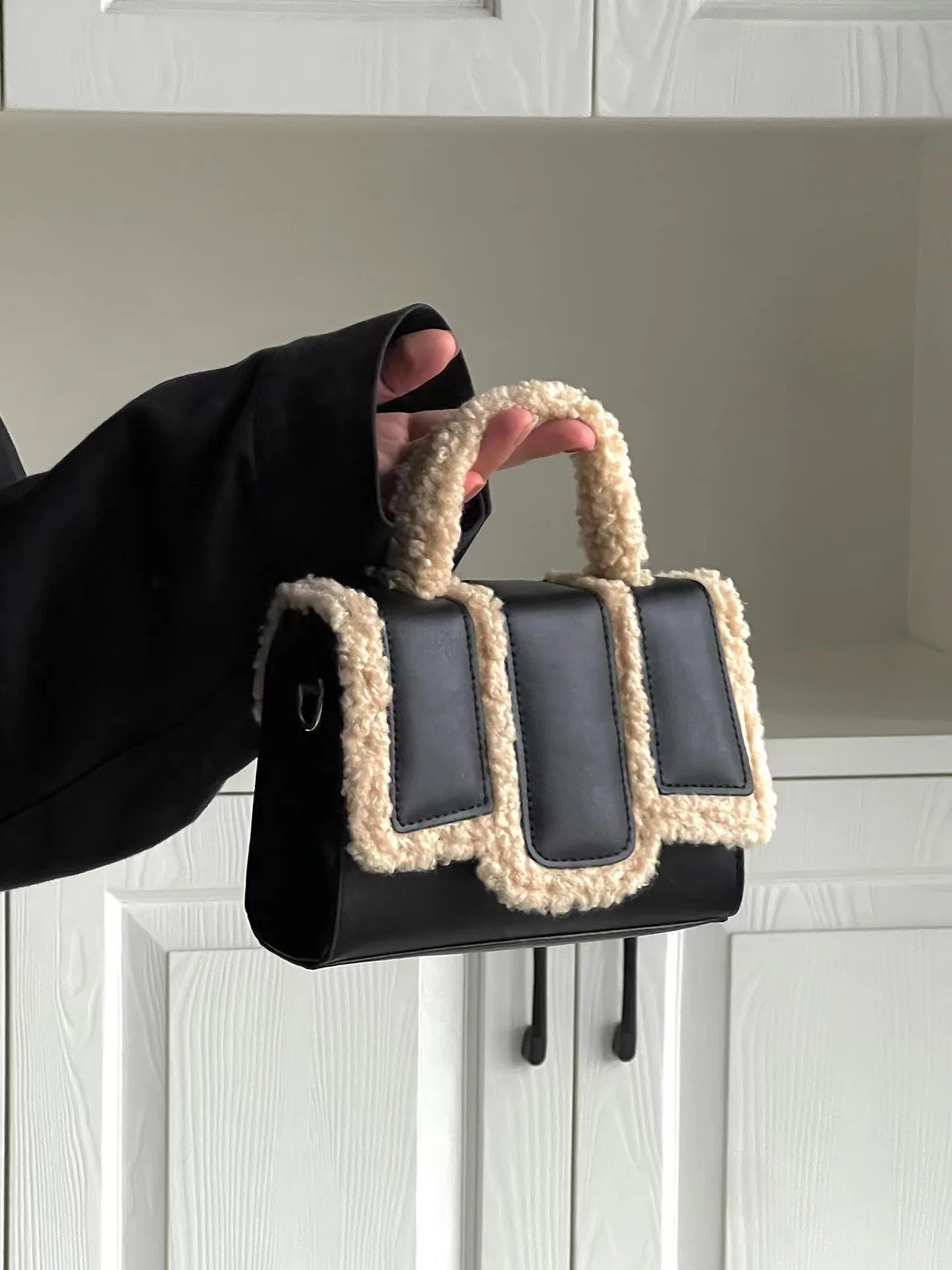 Lamb Wool Spliced PU HandBag Women 2023 Autumn/Winter New Simple Advanced Small Black Bag Exquisite Versatile Crossbody Bag