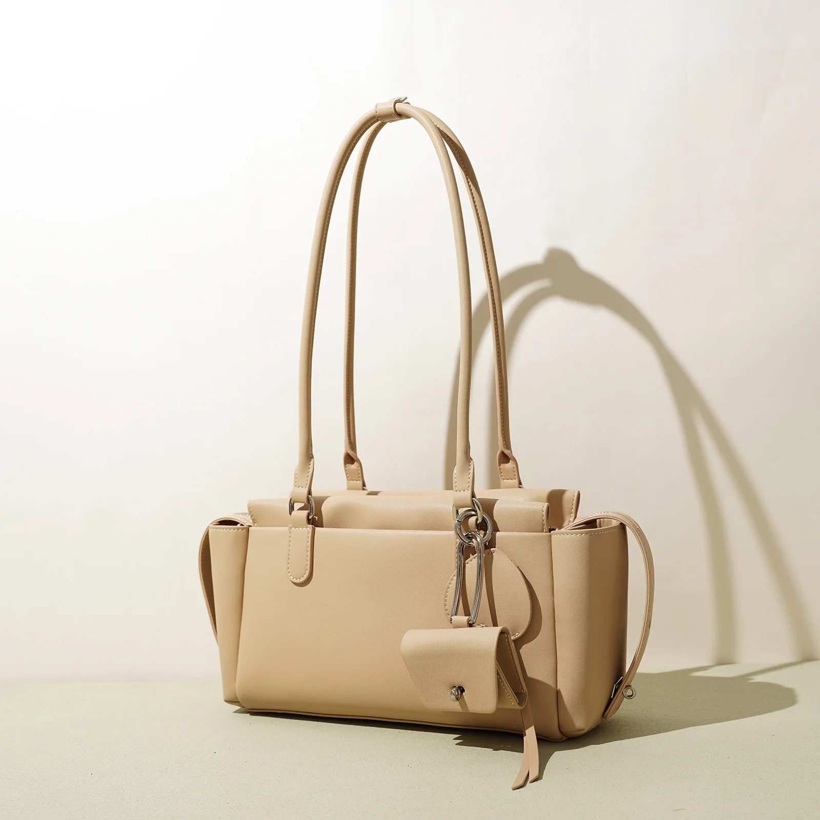 

Женская сумка-багет из спилковой кожи, новый дизайн, большая вместимость, простая, с подвеской, из воловьей кожи, модная, портативная, на плечо