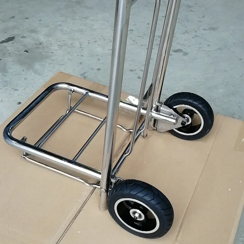 Un piccolo carrello portatile pieghevole