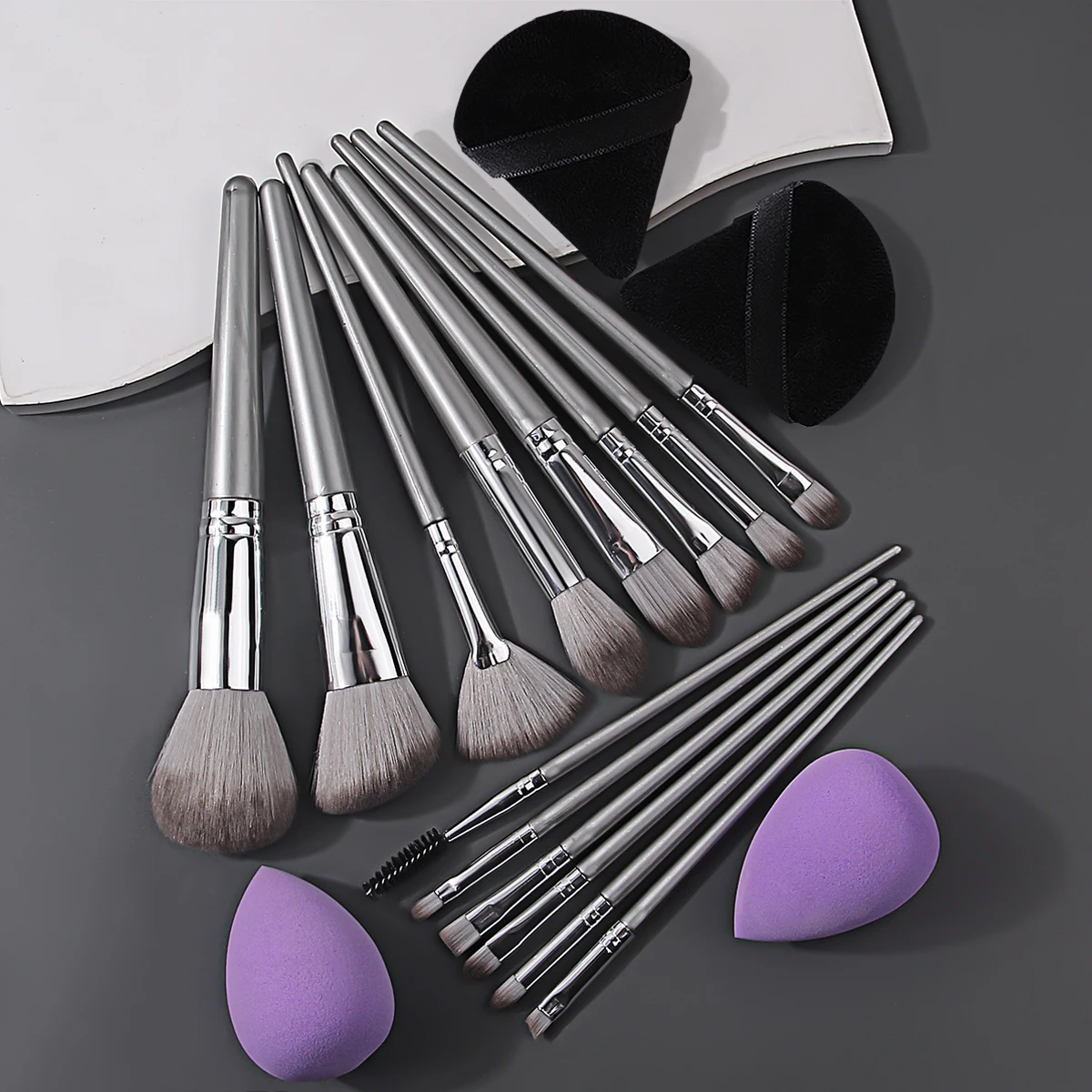 14 SZTUK miękkich pędzli do pudru, pędzel do różu, pędzel do cieni do powiek, zestaw pędzli do makijażu + 4 SZTUKI gąbeczek do makijażu, nieprzywierających do pudru, w kształcie jajka.