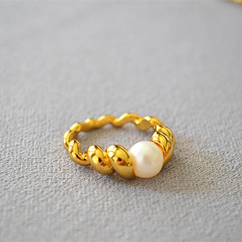 

Trendy Classic Brass Gold-plated INS Style Gradient Twist Twill Horn Freshwater Pearl Rotatable Fashion Elegant Ring for Women