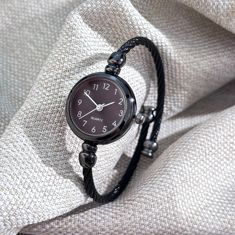

Женские простые часы с маленьким браслетом, арабский цифровой циферблат, ретро женские кварцевые наручные часы, модные повседневные женские часы 2026 Часы Женские