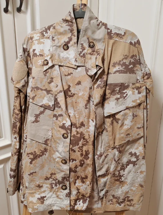 ชุดลายพรางทหารอิตาลีแบบทะเลทราย ประกอบด้วยเสื้อแจ็คเก็ตและกางเกง