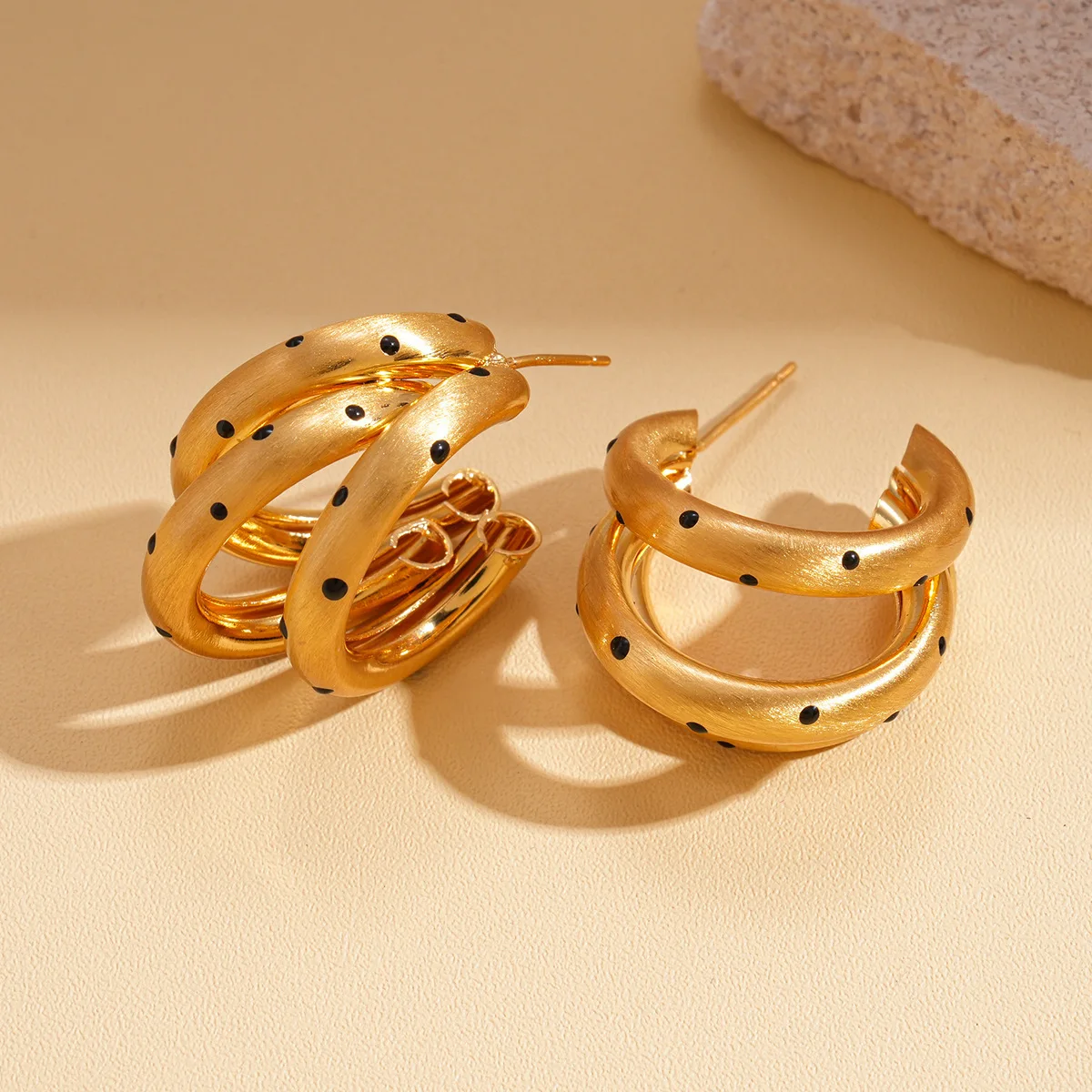 

Polka Dots Brushed Finish C-shaped Stud Earrings Trendy Retro Pop Art Dots Metal Hoop Earrings for Women Girl Jewelry 2026 NEW