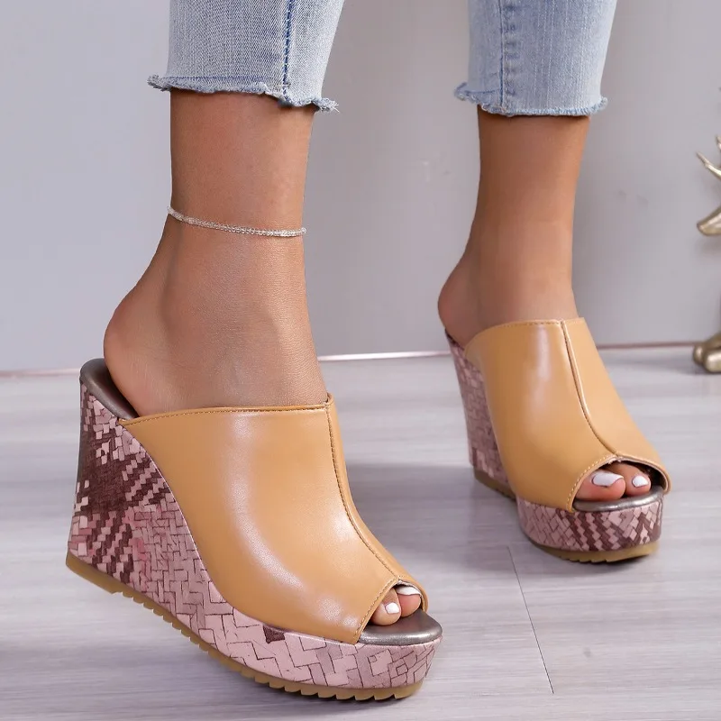 النساء أسافين عالية الكعب النعال النساء مصمم صنادل أرضية الاتجاه مريح الانزلاق على النعال 2025 جديد الصيف الشرائح النساء
