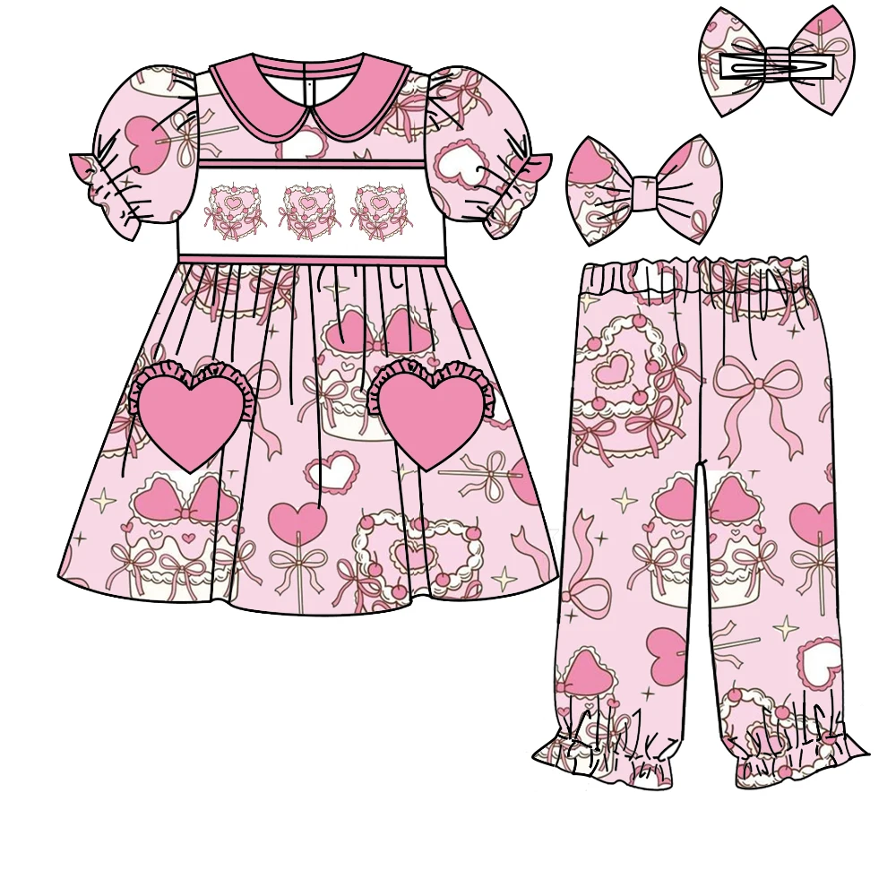 

Пижамный комплект для девочек на тему Дня святого Валентина с бантиками для торта в форме сердца и кружевными карманами в форме сердца оптом.