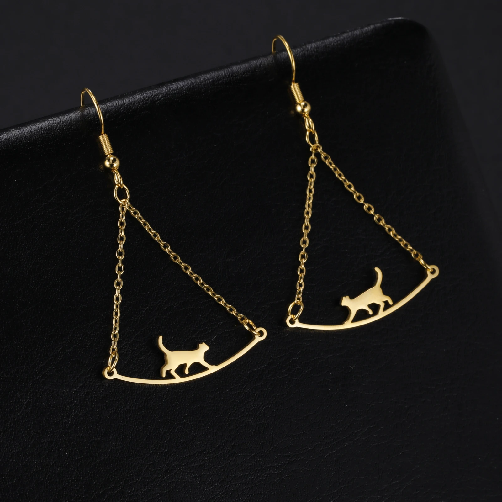 Cazador Gold Color Walking Cat Dangle Earrings for Women Stainless Steel Jewelry Cute Kitten Drop Earrings Gift Wholesale 2024