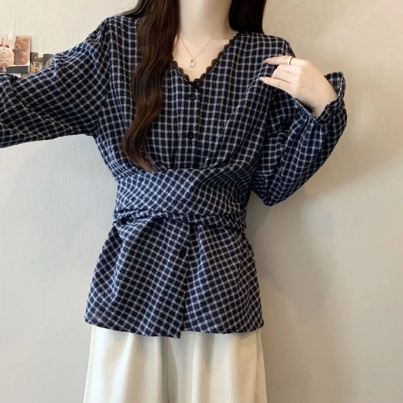 Jesienna nowa kolekcja: koszula damska w kratę z koronkowym pasem, długi rękaw, uniwersalna, dopasowana, modny top.