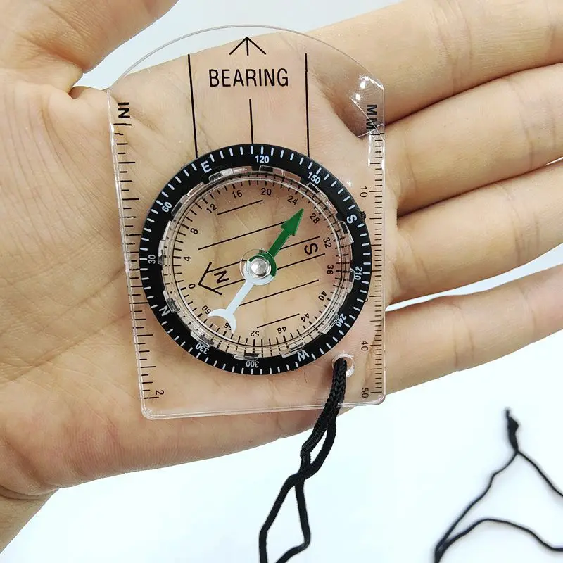 1 unidade de novo mini bússola transparente de acrílico para atividades ao ar livre, com escala para medição de mapas e direcionamento, bússola off-road com chaveiro e corda para pendurar.
