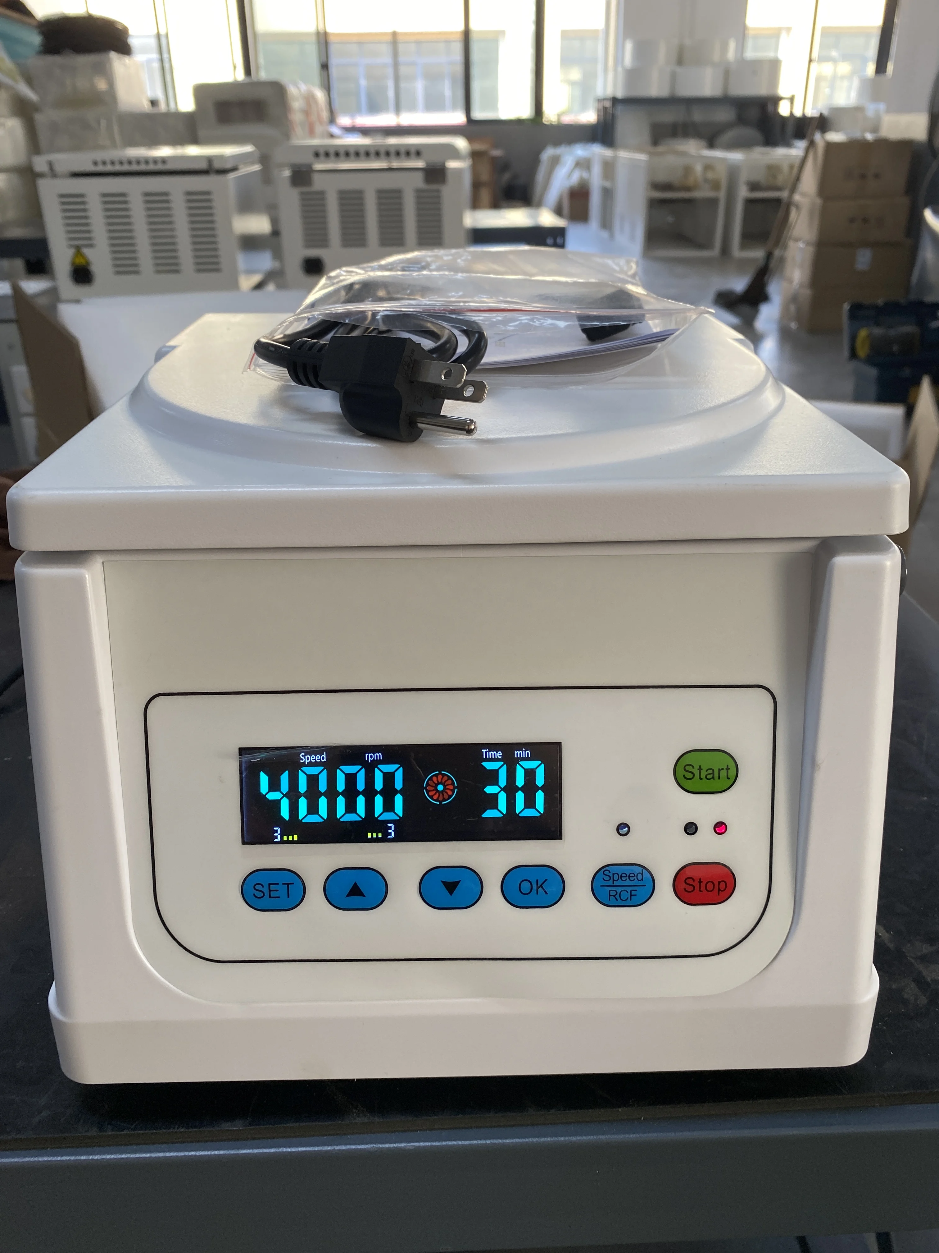 الطرد المركزي نوع صغير 4000 دورة في الدقيقة أنبوب اختبار منخفض السرعة Prp Cgf Prf أنبوب مختبر آلة الطرد المركزي