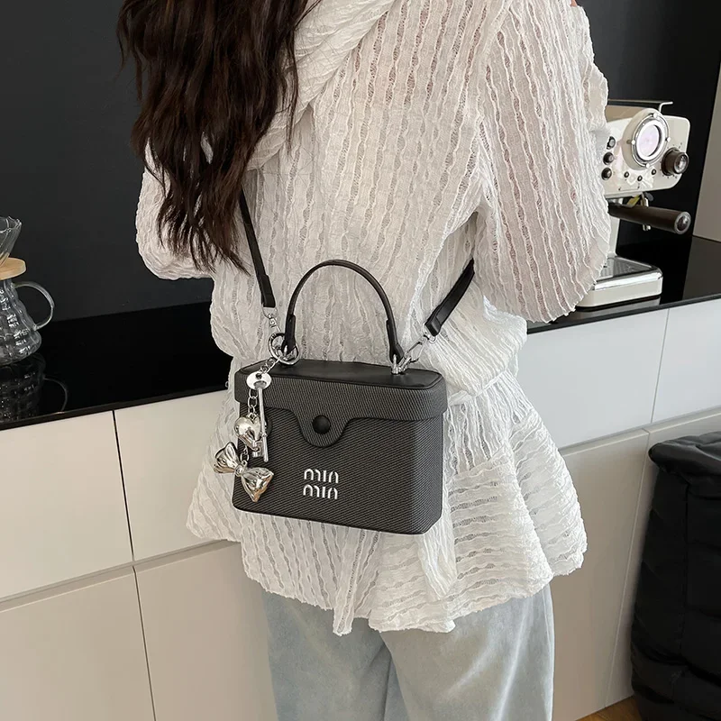 

Classic Solid Color Commuter Bag For Women With Paris Fashion Influence Leather Detail And Functional Design