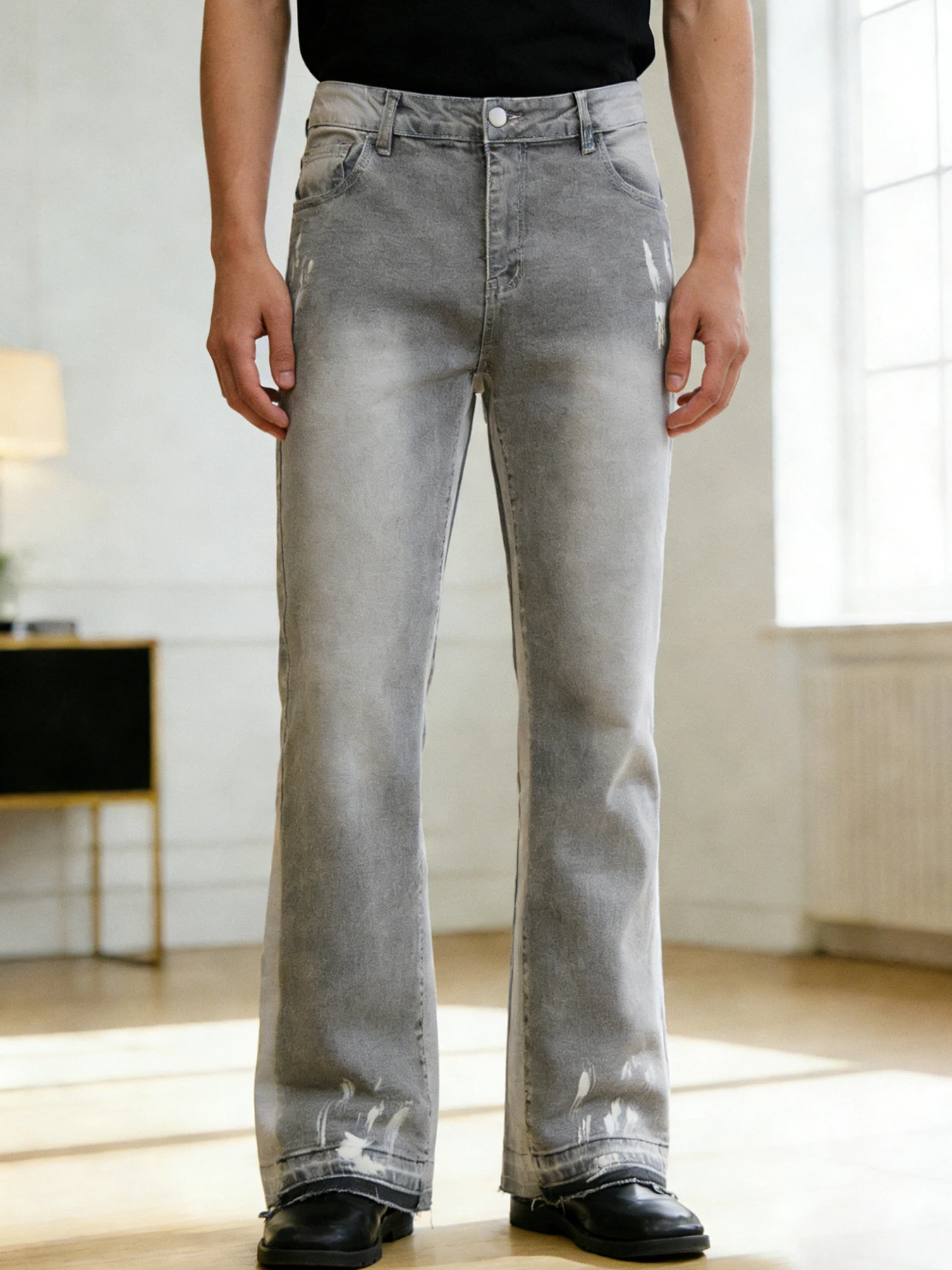 

Модные серые слегка расклешенные джинсы для мужчин с граффити-принтом, рваными краями, свободного кроя, повседневные длинные брюки, визуально стройнящие фигуру.