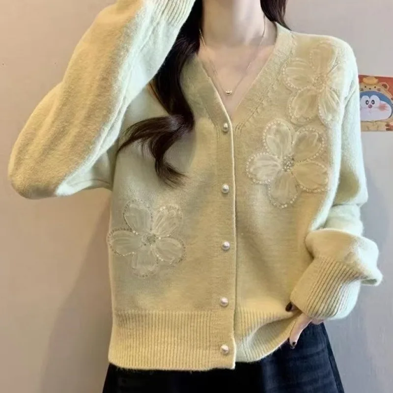 

Soft Glutinous Diamond Inlaid Flower Knitted Cardigan for Women in The Autumn of 2025, New Design with Pearl Button Sweater
