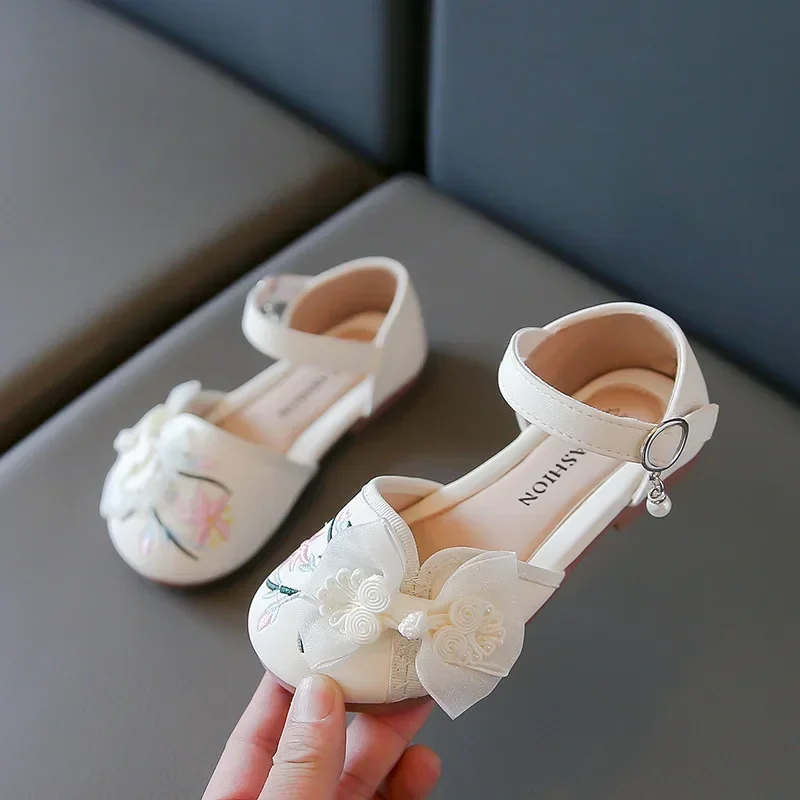 Kids Sweet Sandal 2024 Summer New Girls Retro Versatile Princess Shoes Children Cute Embroidered Leather Shoes for Party Wedding