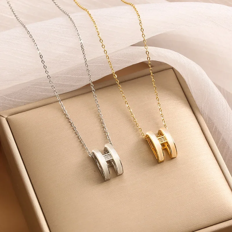 

2025 A unique Korean-style versatile letter H, a niche cat's eye pendant necklace, and a women's collarbone chain accessory