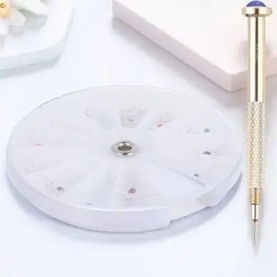 مجموعة ثقب سحرية مكونة من 24 قطعة على شكل قلادة فنية للأظافر تتضمن أداة حفر يدوية محمولة خفيفة الوزن مجوهرات أظافر متدلية هدية ساحرة