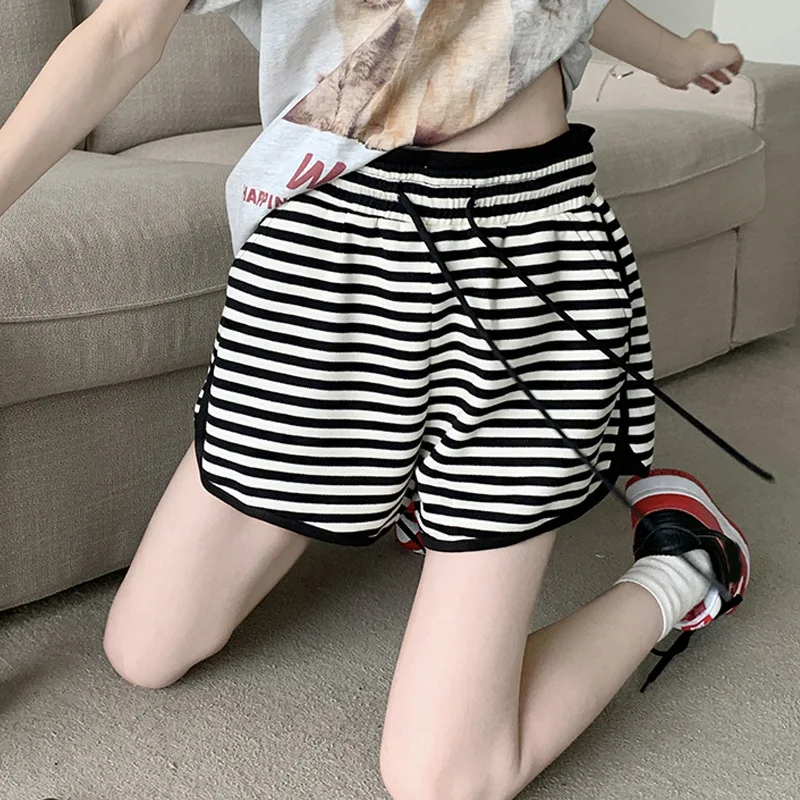 Short d'été à rayures noires et blanches pour femmes, taille élastique fine, ample et fine, jambes larges, pantalons chauds, nouvelle collection 2025