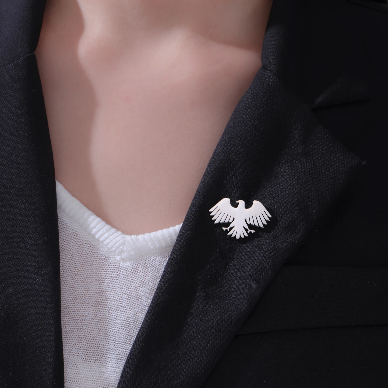 Teamer الذهب اللون النسر دبوس من الفولاذ المقاوم للصدأ بروش للنساء الرجال موضة مجوهرات بأشكال حيوانات هدية دعوى الملابس والاكسسوارات 2025 جديد