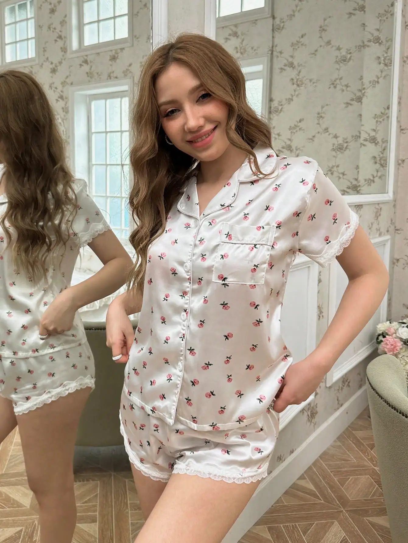 

Женский пижамный комплект из атласа с цветочным принтом и контрастным кружевом / Белый пижамный комплект с уютными и элегантными деталями для женщин