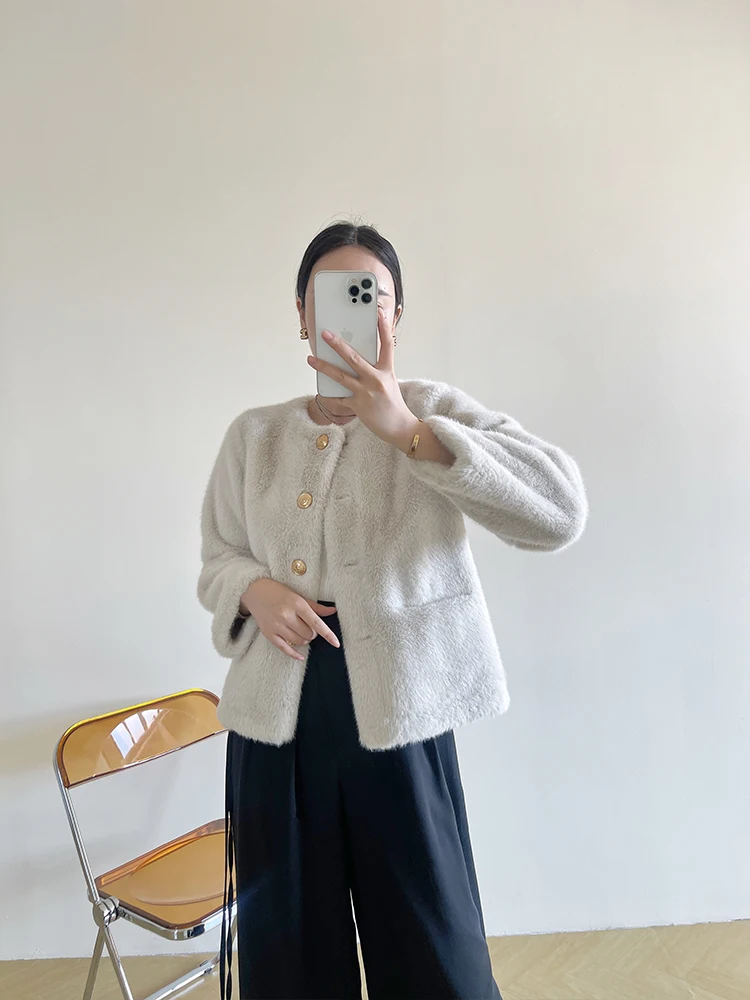 เสื้อขนเฟอร์เทียมแฟชั่นสำหรับผู้หญิง ฤดูหนาว 2023 ทรงทันสมัย ไซส์อินเทรนด์ ดีไซน์หวาน แขนยาว ทรงกลม