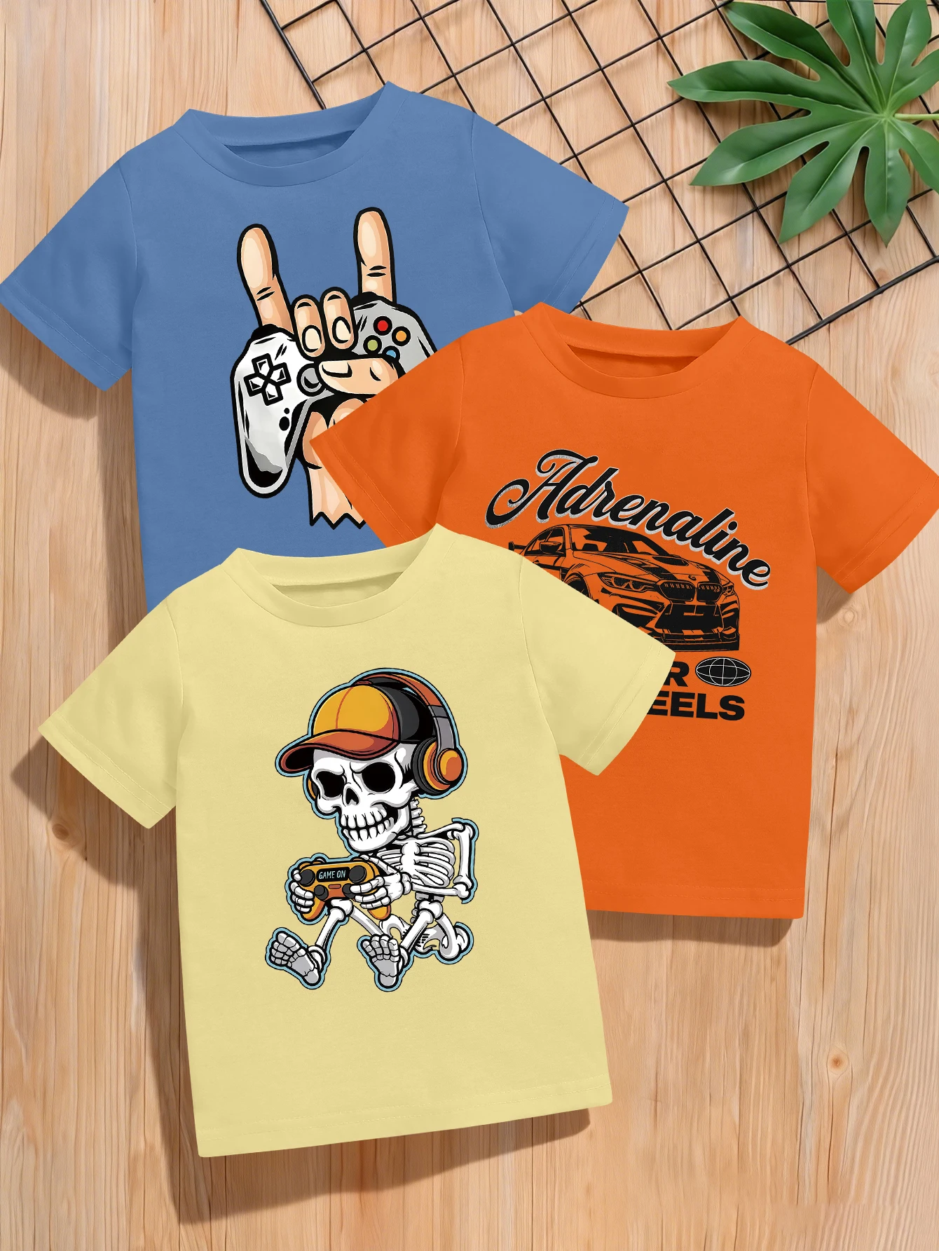 

3 предмета: летние повседневные футболки для мальчиков с принтом в виде мультяшного игрового черепа, спортивного автомобиля и игровой консоли.